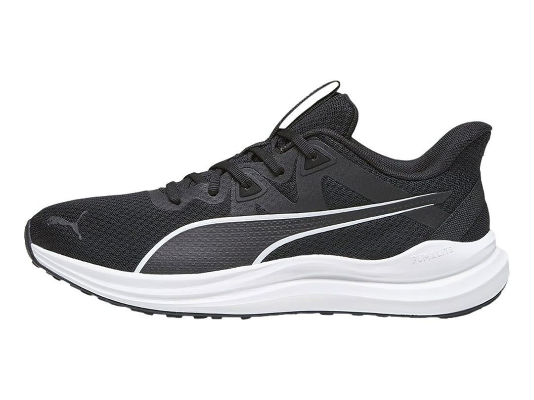 Tenis deportivos PUMA color negro con suela blanca y detalle lateral blanco.