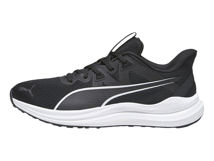 Tenis deportivos PUMA color negro con suela blanca y detalle lateral blanco.