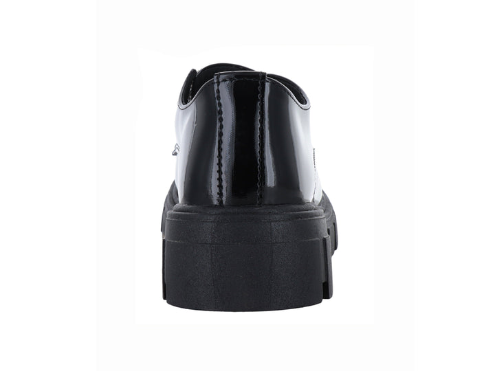 Zapato de charol negro para niña con cordones blancos y suela track gruesa.