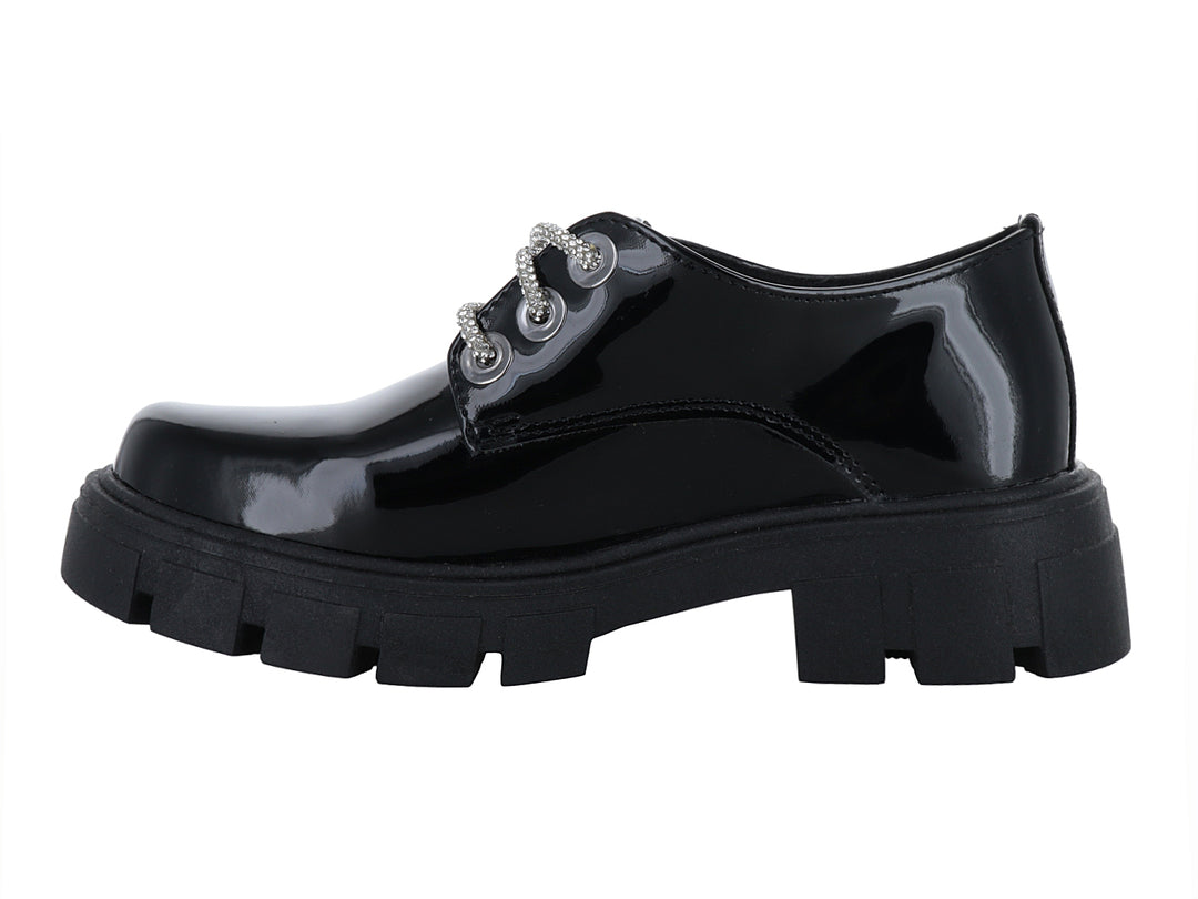 Zapato de charol negro para niña con cordones blancos y suela track gruesa.