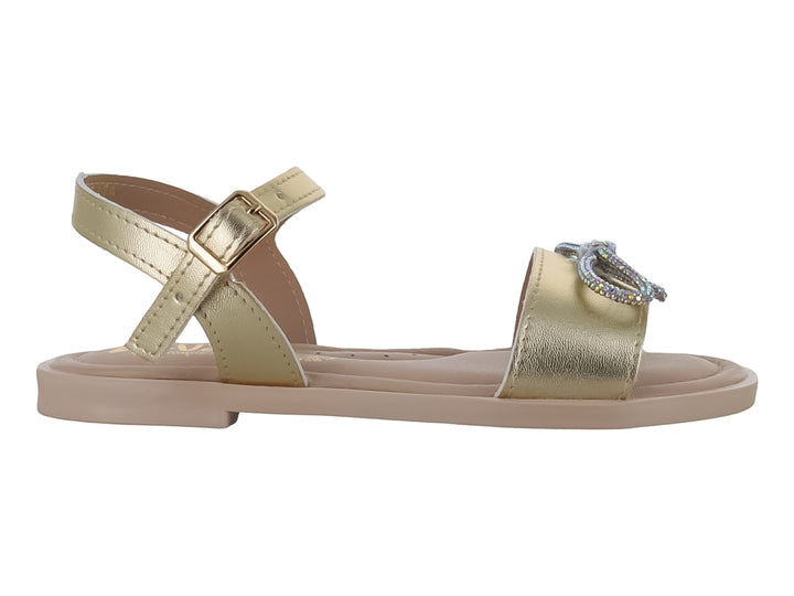 Sandalia plana color oro con correa ajustable y adorno brillante en la parte frontal.