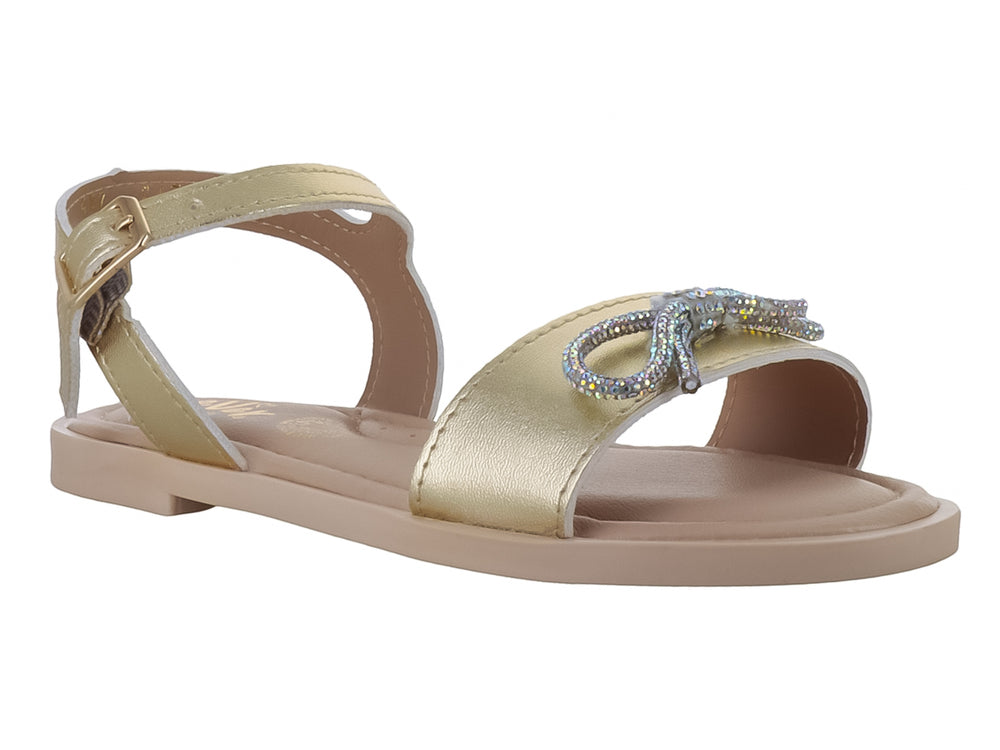 Sandalia plana color oro con correa ajustable y adorno brillante en la parte frontal.