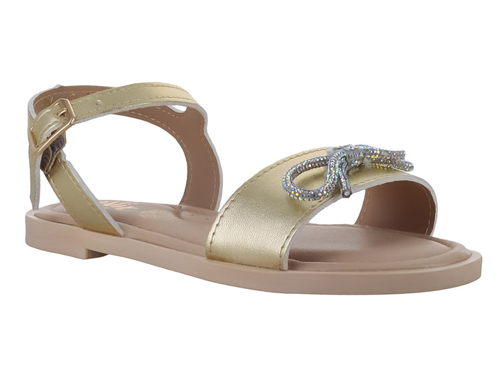 Sandalia plana color oro con correa ajustable y adorno brillante en la parte frontal.