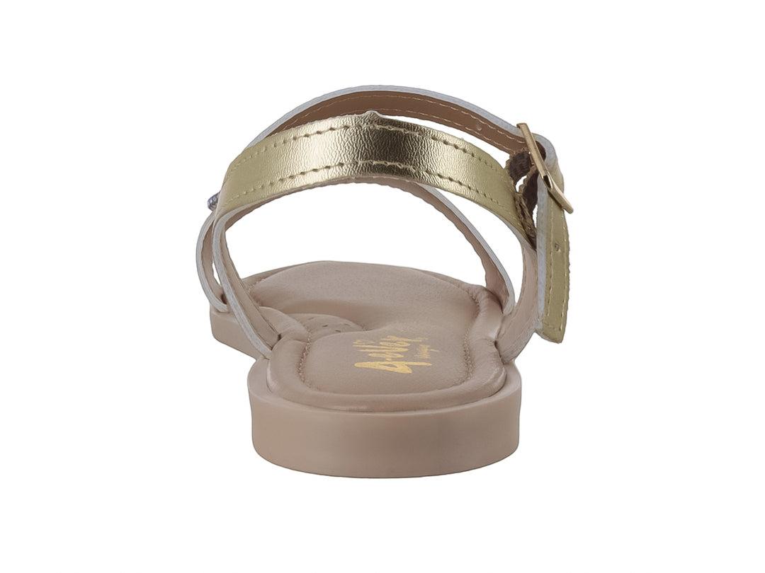 Sandalia plana color oro con correa ajustable y adorno brillante en la parte frontal.