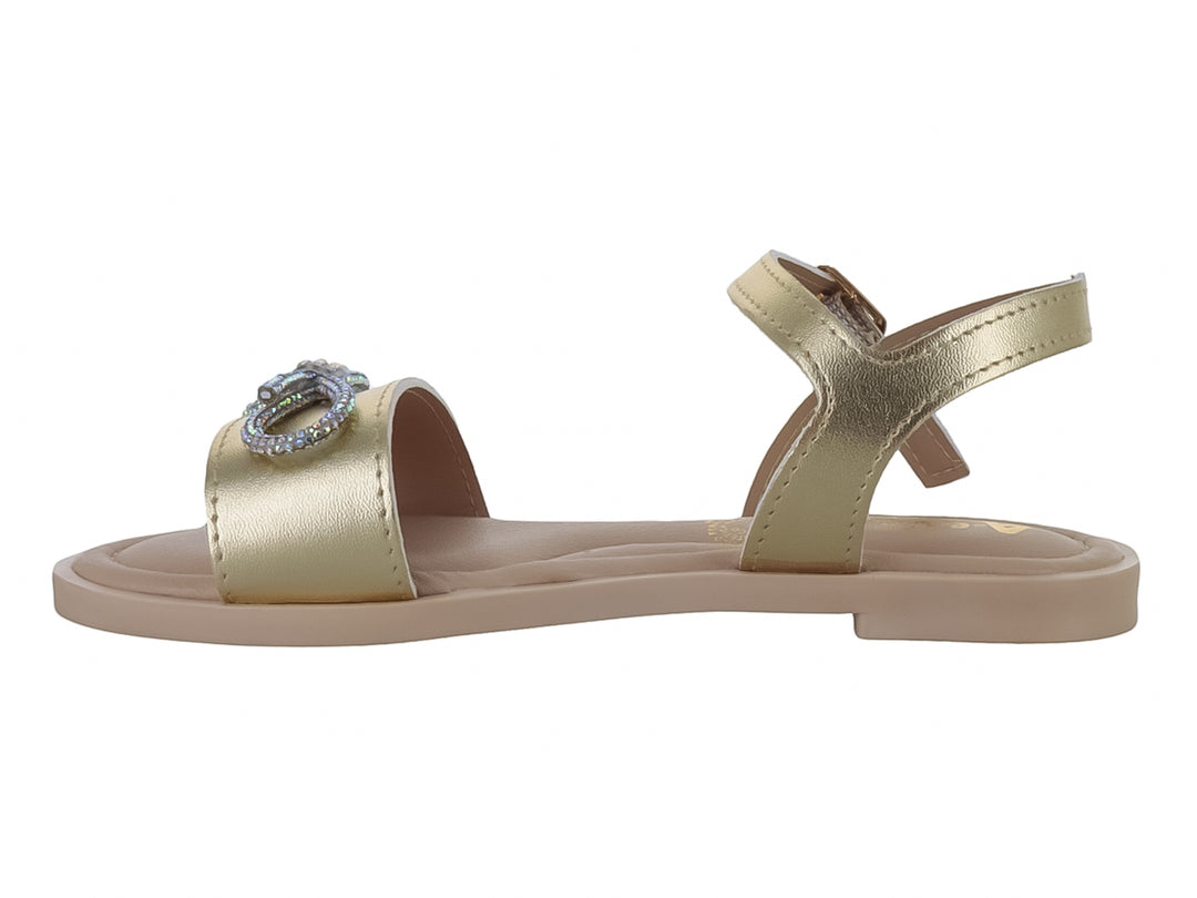 Sandalia plana color oro con correa ajustable y adorno brillante en la parte frontal.