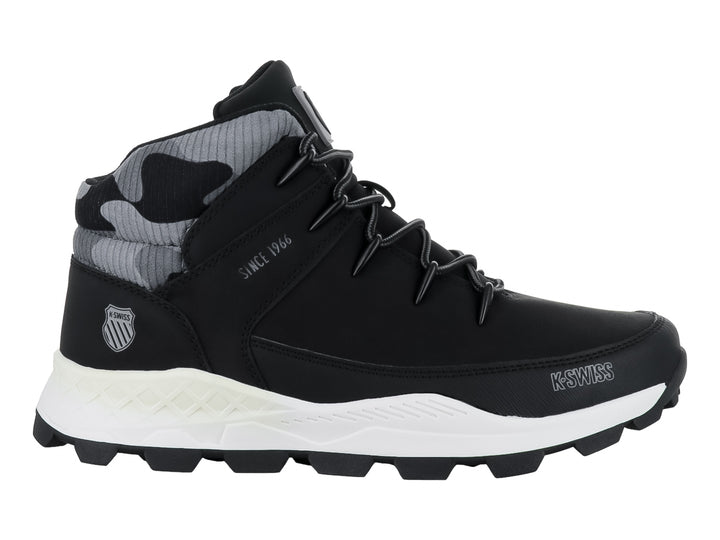 Bota K-Swiss color negro con suela blanca y detalle de camuflaje gris en el tobillo.