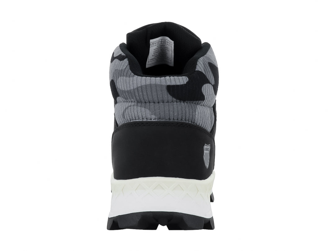 Bota K-Swiss color negro con suela blanca y detalle de camuflaje gris en el tobillo.
