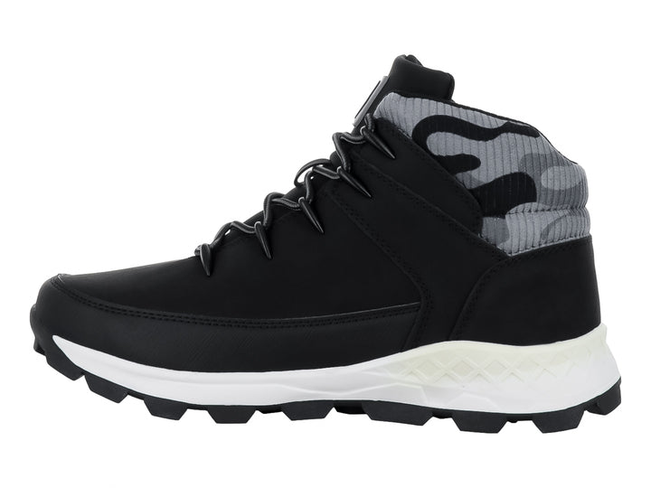 Bota K-Swiss color negro con suela blanca y detalle de camuflaje gris en el tobillo.