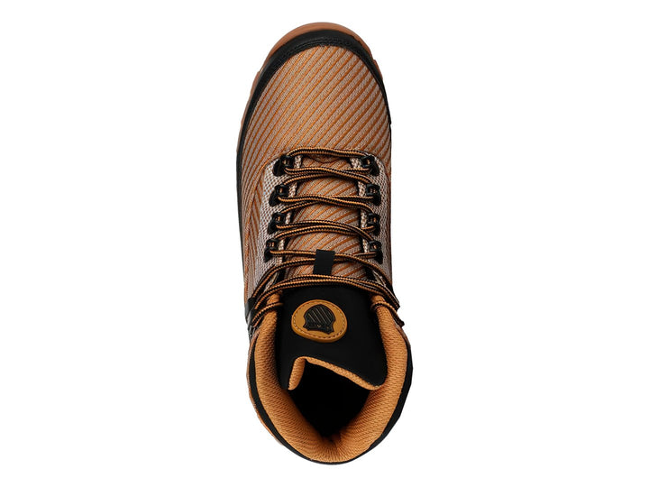 Botín de seguridad K-SWISS en color miel y negro con detalles en naranja y blanco en la suela.
