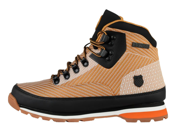 Botín de seguridad K-SWISS en color miel y negro con detalles en naranja y blanco en la suela.