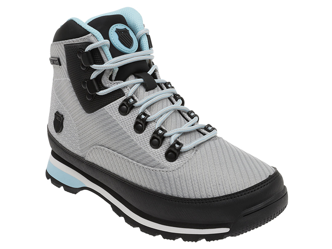 Botín K-Swiss color gris y negro con detalles en azul claro y suela robusta.
