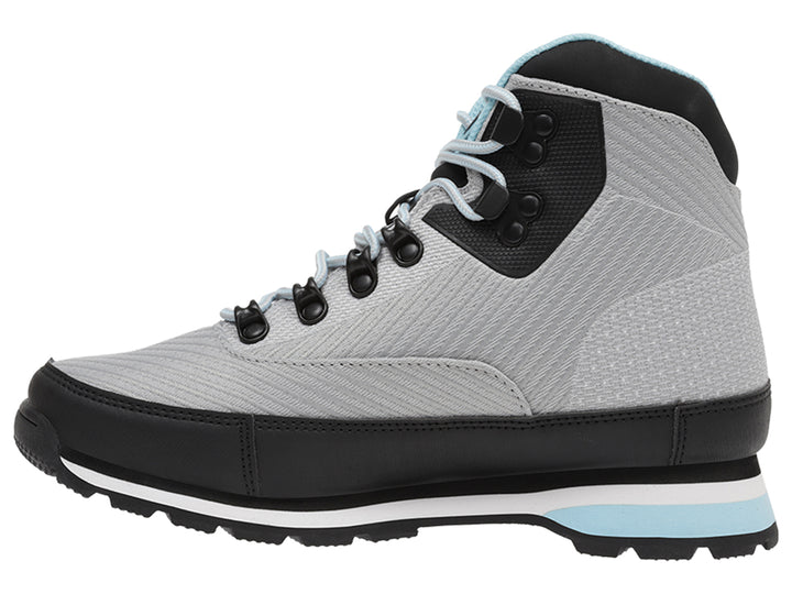 Botín K-Swiss color gris y negro con detalles en azul claro y suela robusta.