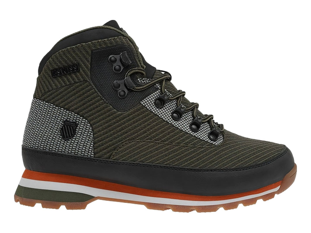 Botas K-Swiss color oliva con detalles en negro y naranja, diseño de caña alta y suela robusta.