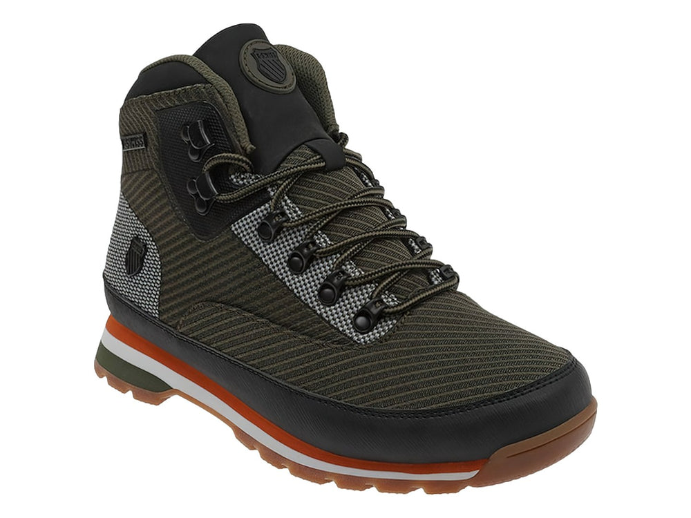 Botas K-Swiss color oliva con detalles en negro y naranja, diseño de caña alta y suela robusta.