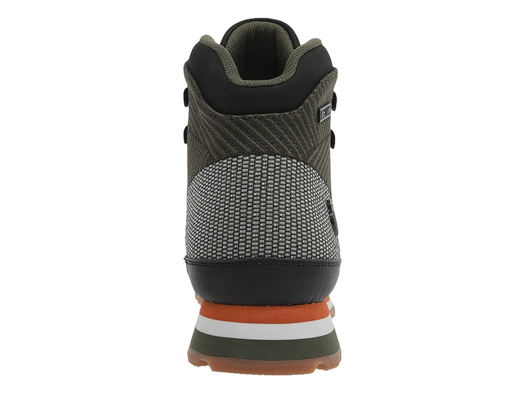 Botas K-Swiss color oliva con detalles en negro y naranja, diseño de caña alta y suela robusta.