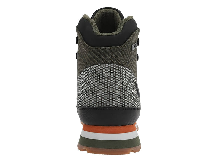 Botas K-Swiss color oliva con detalles en negro y naranja, diseño de caña alta y suela robusta.