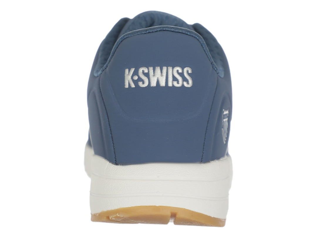 Tenis deportivos K-Swiss color azul con suela blanca y detalles en café, vista lateral.