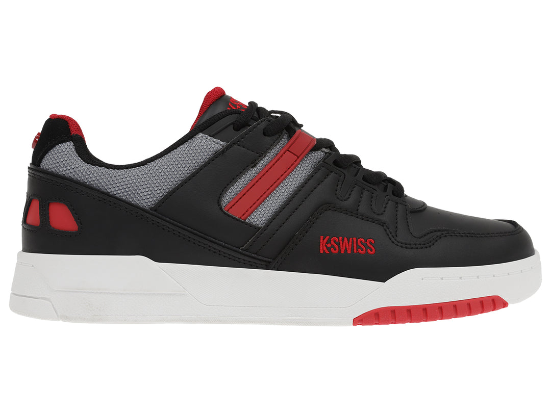 Tenis deportivos K-Swiss color negro con detalles rojos y grises y suela blanca.