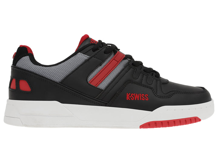 Tenis deportivos K-Swiss color negro con detalles rojos y grises y suela blanca.