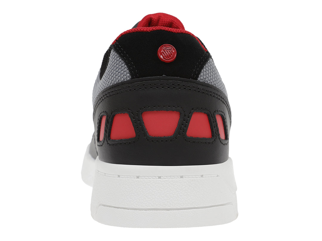 Tenis deportivos K-Swiss color negro con detalles rojos y grises y suela blanca.