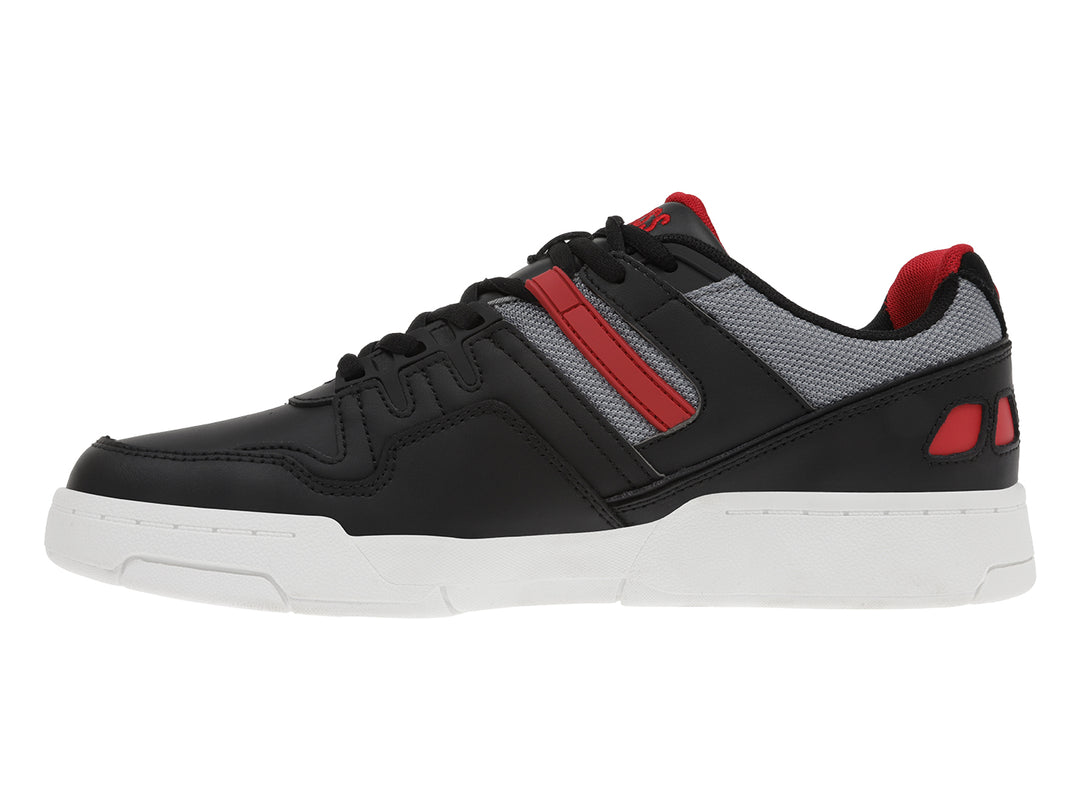 Tenis deportivos K-Swiss color negro con detalles rojos y grises y suela blanca.