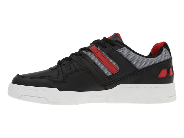 Tenis deportivos K-Swiss color negro con detalles rojos y grises y suela blanca.
