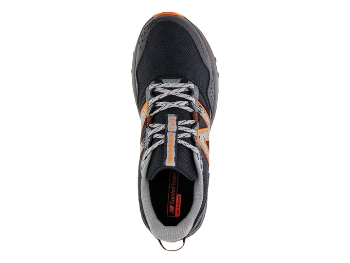 Tenis New Balance color negro y gris con suela y detalles en color naranja.