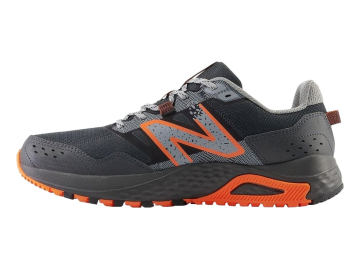 Tenis New Balance color negro y gris con suela y detalles en color naranja.