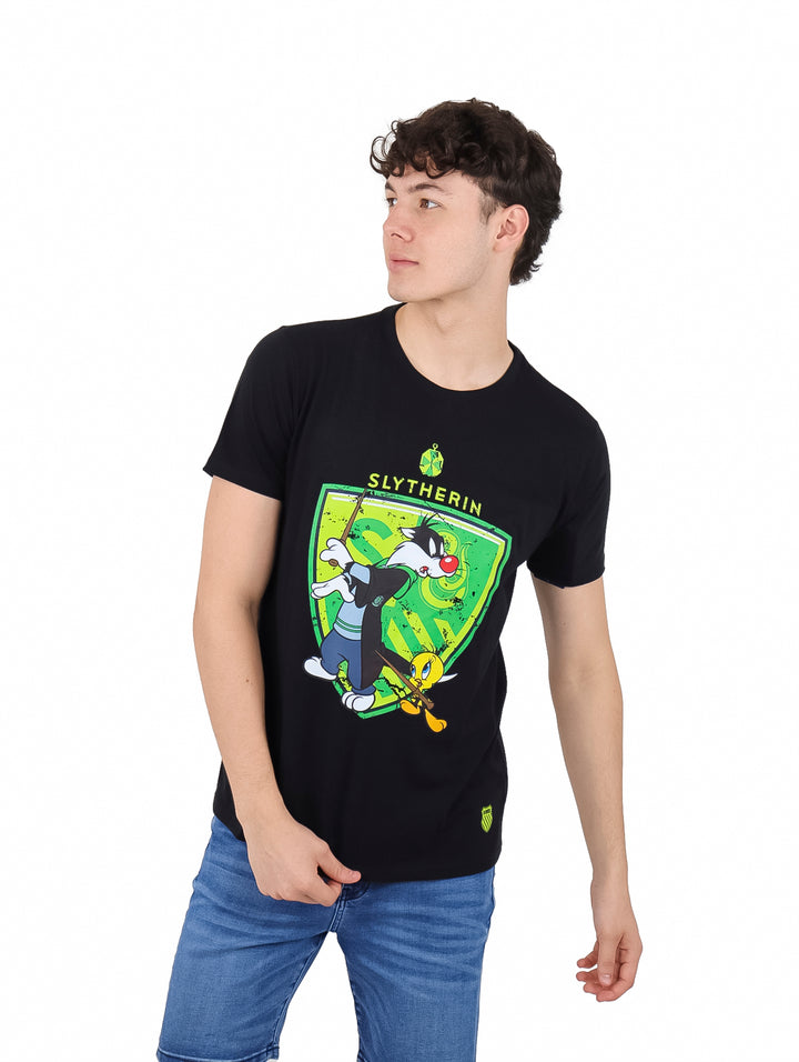Hombre con playera negra de manga corta y estampado de Sylvester como miembro de Slytherin.