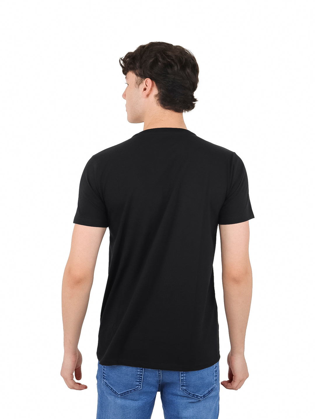 Hombre con playera negra de manga corta y estampado de Sylvester como miembro de Slytherin.