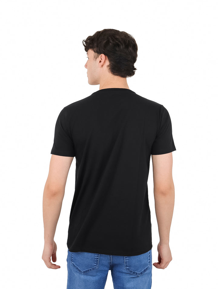 Hombre con playera negra de manga corta y estampado de Sylvester como miembro de Slytherin.