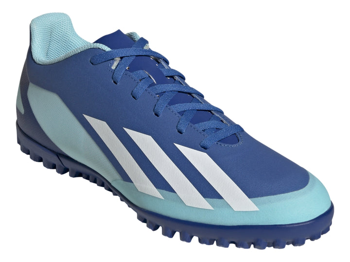Calzado de fútbol Adidas X Crazyfast.4 en tonos azul real y azul claro con tres franjas blancas laterales.