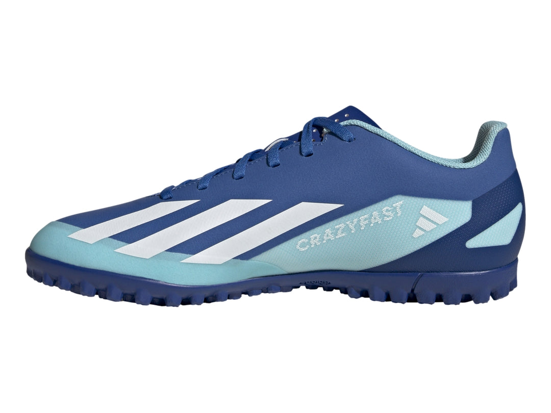 Calzado de fútbol Adidas X Crazyfast.4 en tonos azul real y azul claro con tres franjas blancas laterales.