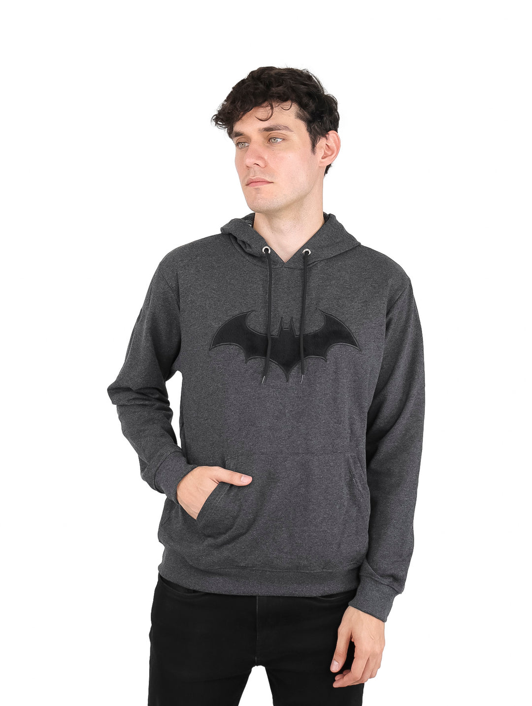 Hombre vistiendo sudadera con capucha color gris oxford con logo de Batman en el pecho.