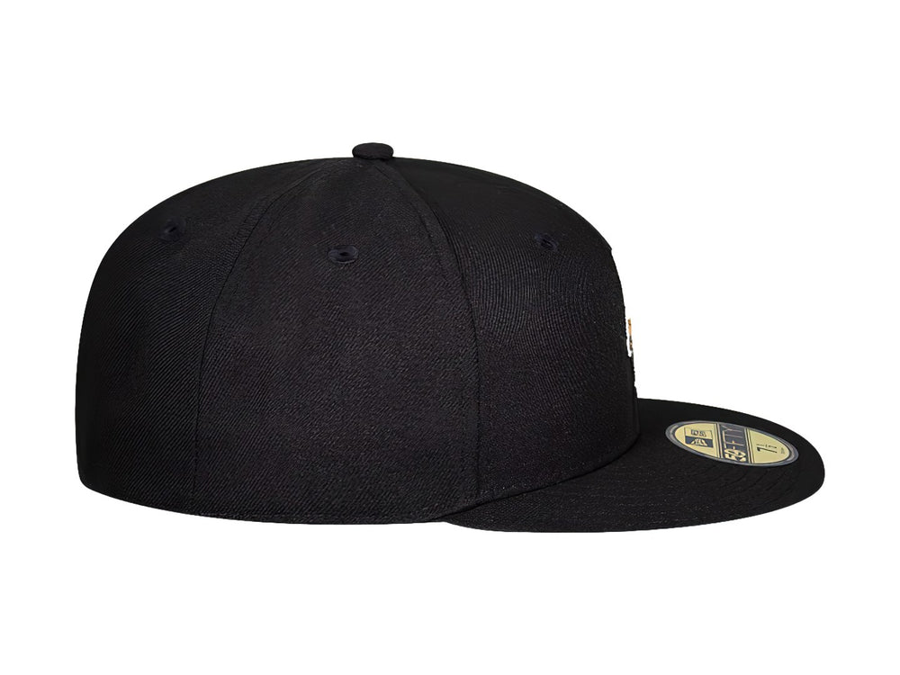 Gorra de béisbol New Era color negro con visera plana y logo bordado en el frente.