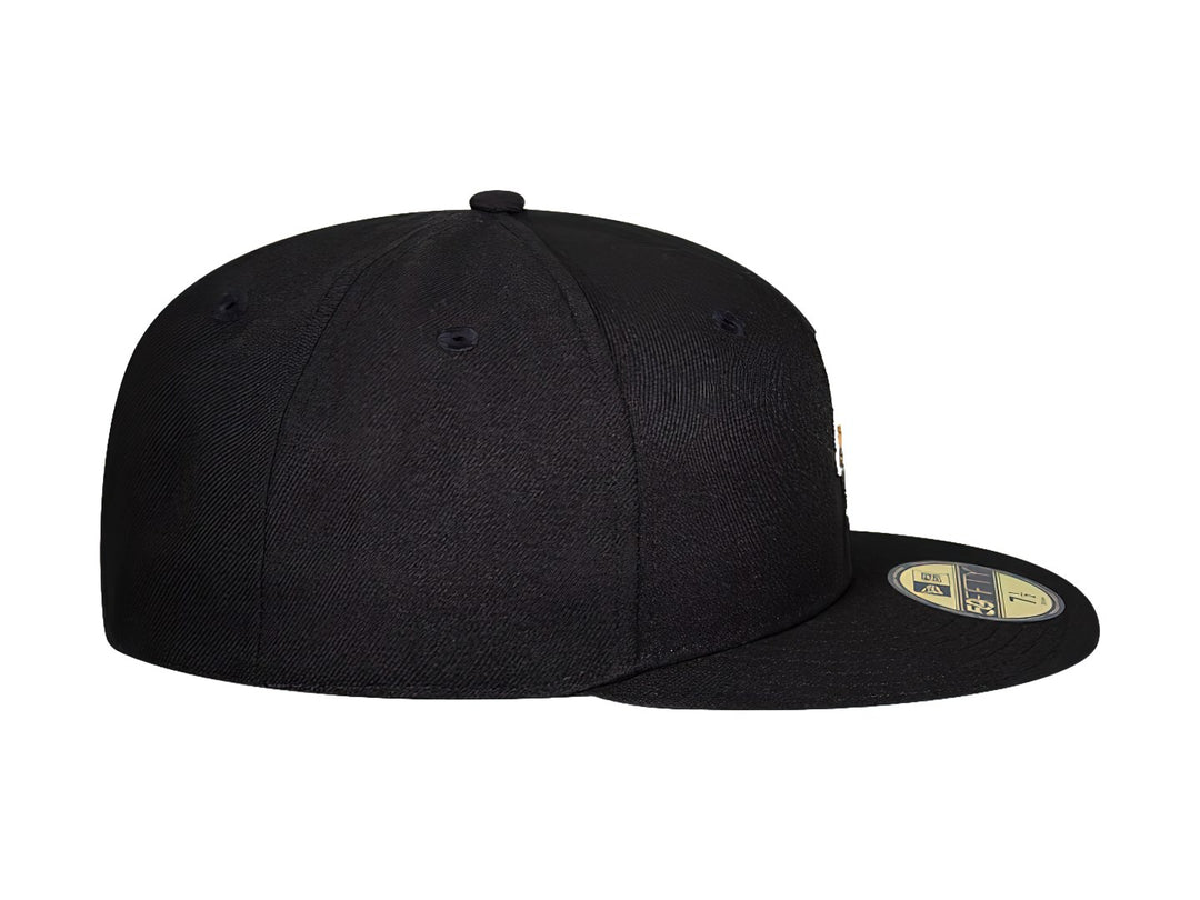 Gorra de béisbol New Era color negro con visera plana y logo bordado en el frente.