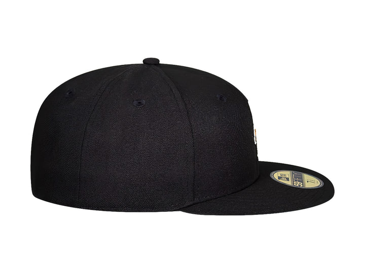 Gorra de béisbol New Era color negro con visera plana y logo bordado en el frente.