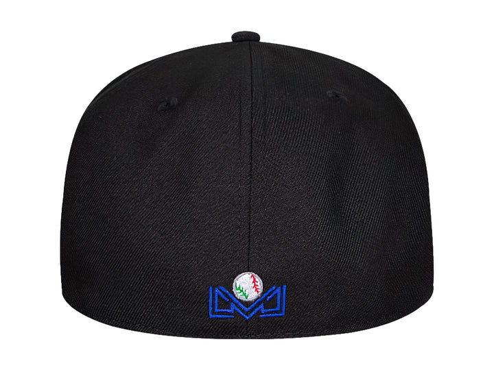 Gorra de béisbol New Era color negro con visera plana y logo bordado en el frente.