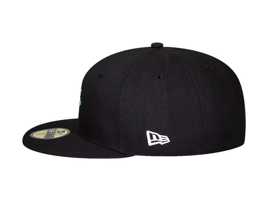 Gorra de béisbol New Era color negro con visera plana y logo bordado en el frente.