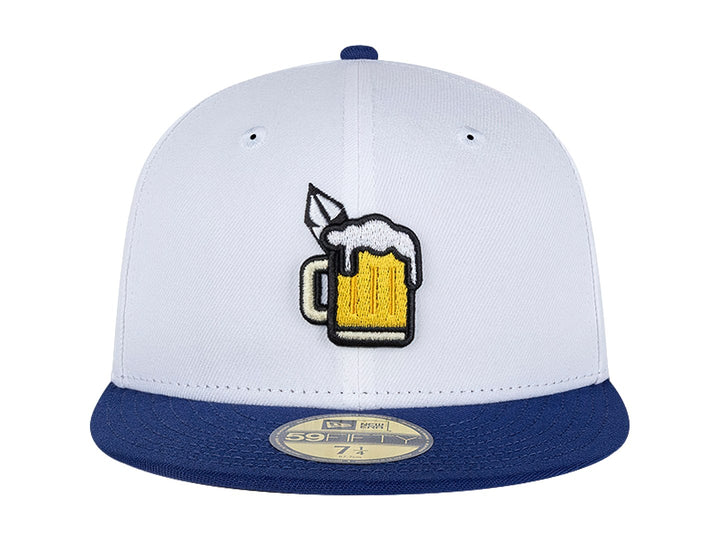 Gorra de béisbol New Era blanca con visera azul y bordado de una jarra de cerveza en el frente.