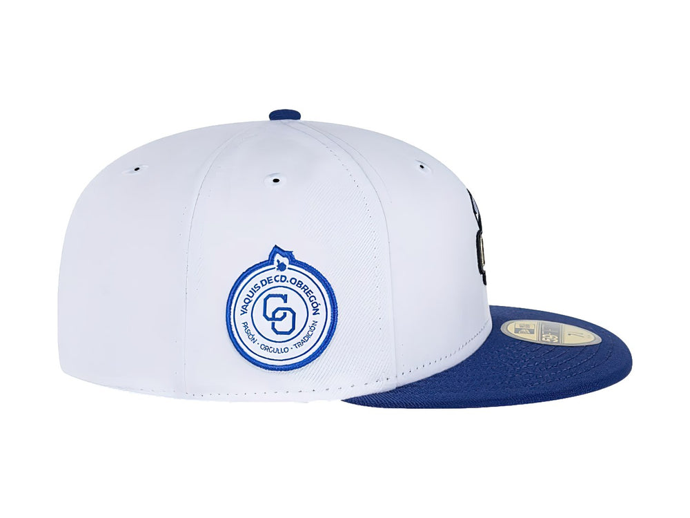 Gorra de béisbol New Era blanca con visera azul y bordado de una jarra de cerveza en el frente.