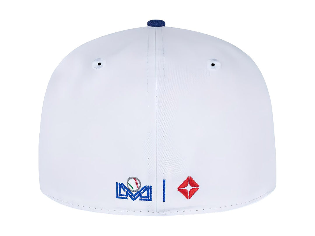 Gorra de béisbol New Era blanca con visera azul y bordado de una jarra de cerveza en el frente.