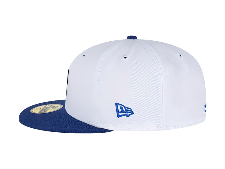 Gorra de béisbol New Era blanca con visera azul y bordado de una jarra de cerveza en el frente.