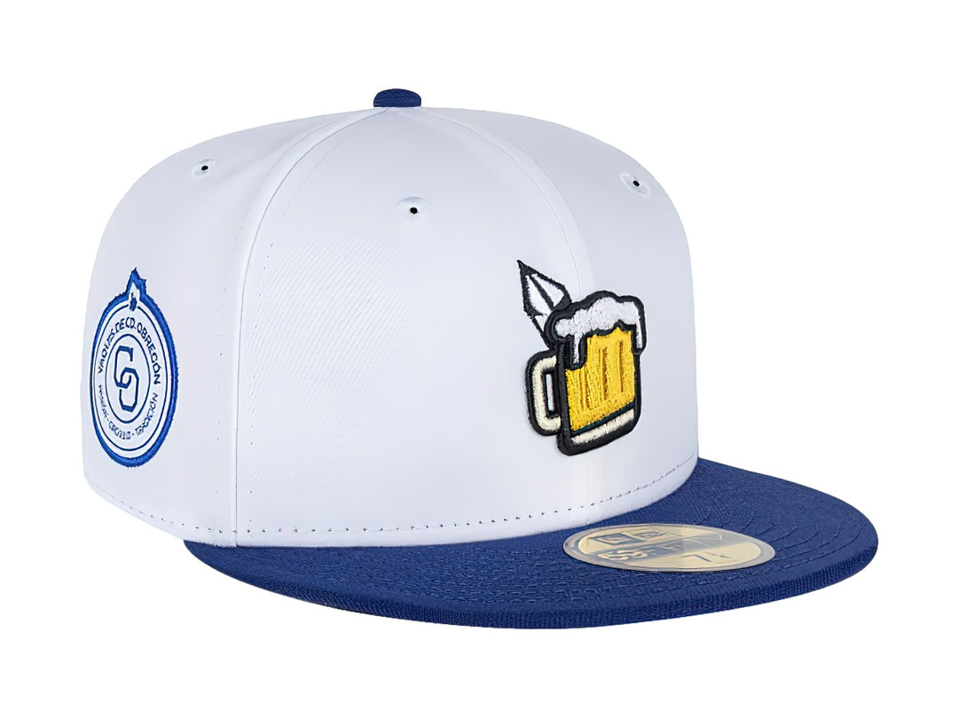 Gorra de béisbol New Era blanca con visera azul y bordado de una jarra de cerveza en el frente.