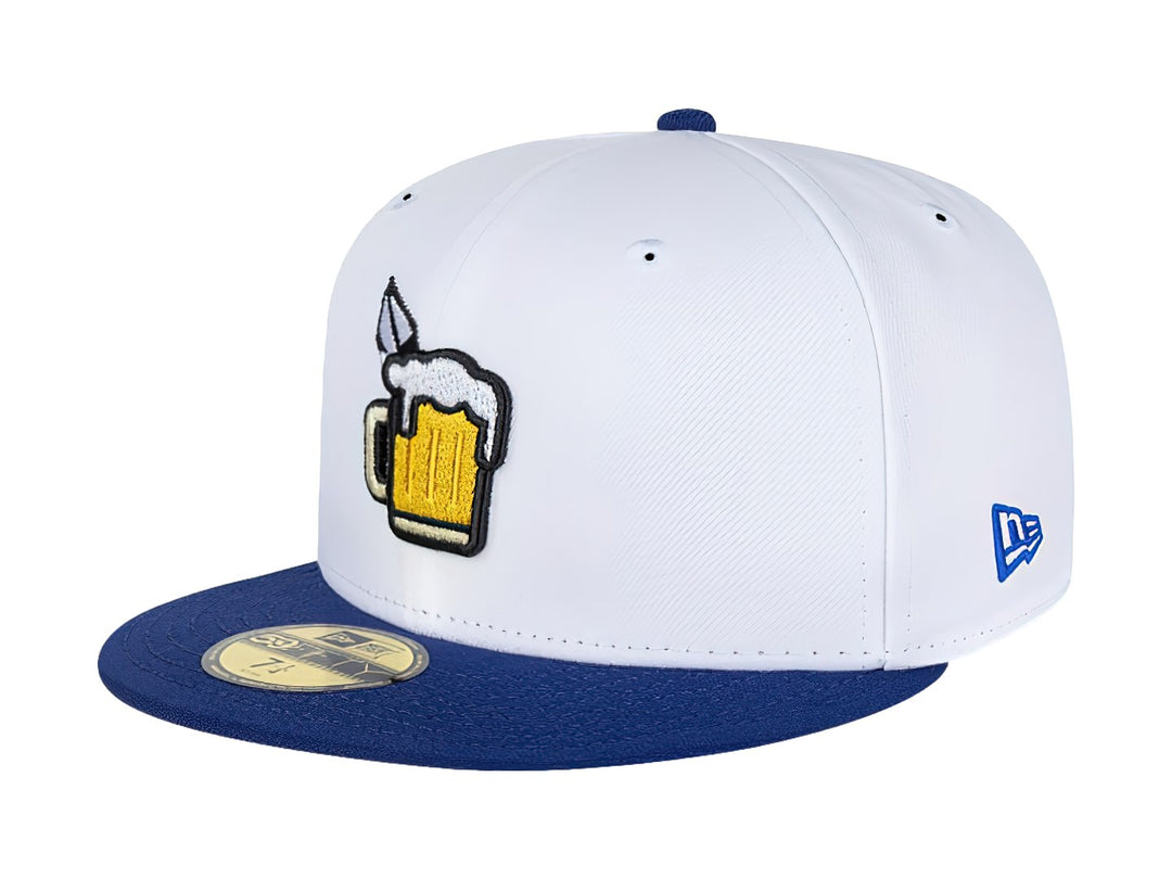 Gorra de béisbol New Era blanca con visera azul y bordado de una jarra de cerveza en el frente.