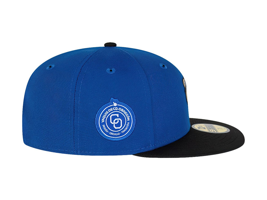 Gorra de béisbol New Era color azul con visera negra y un bordado de cara de animal en el frente.