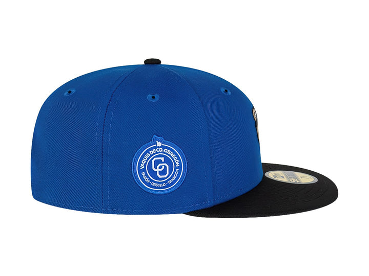 Gorra de béisbol New Era color azul con visera negra y un bordado de cara de animal en el frente.