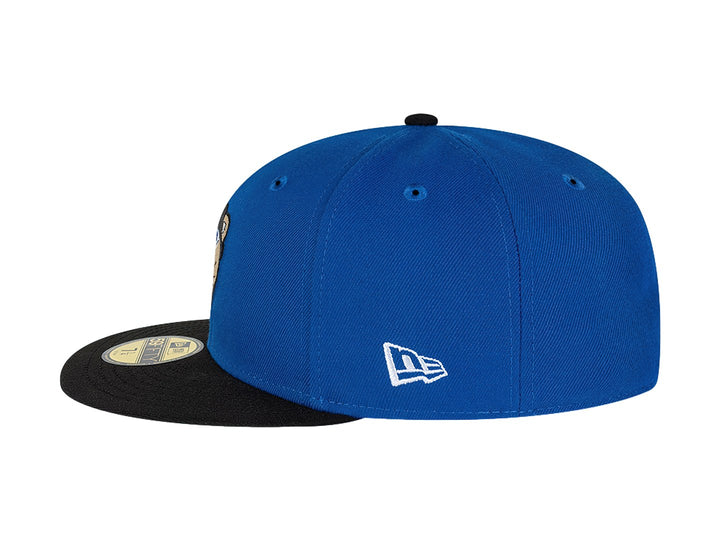 Gorra de béisbol New Era color azul con visera negra y un bordado de cara de animal en el frente.