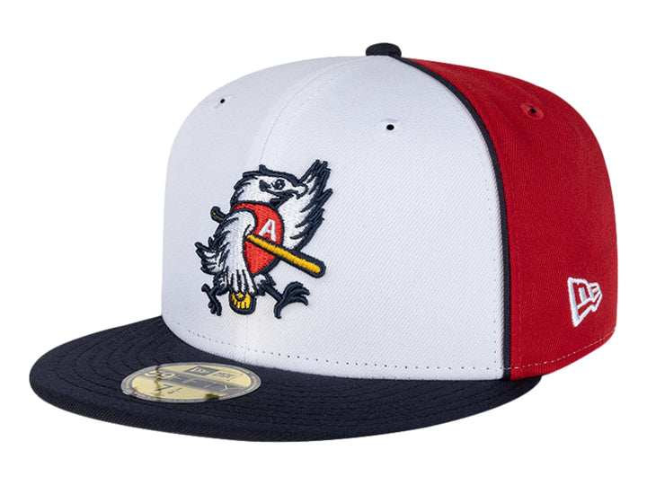 Gorra New Era tricolor en blanco, rojo y azul marino con logo bordado de águila en el frente.