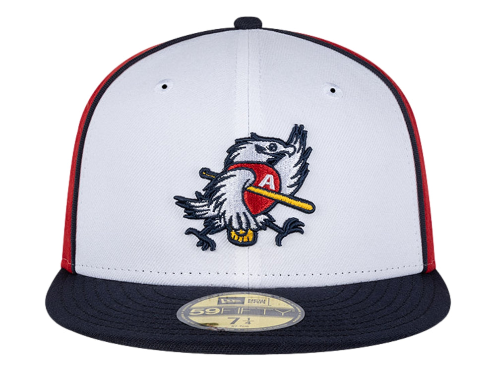 Gorra New Era tricolor en blanco, rojo y azul marino con logo bordado de águila en el frente.
